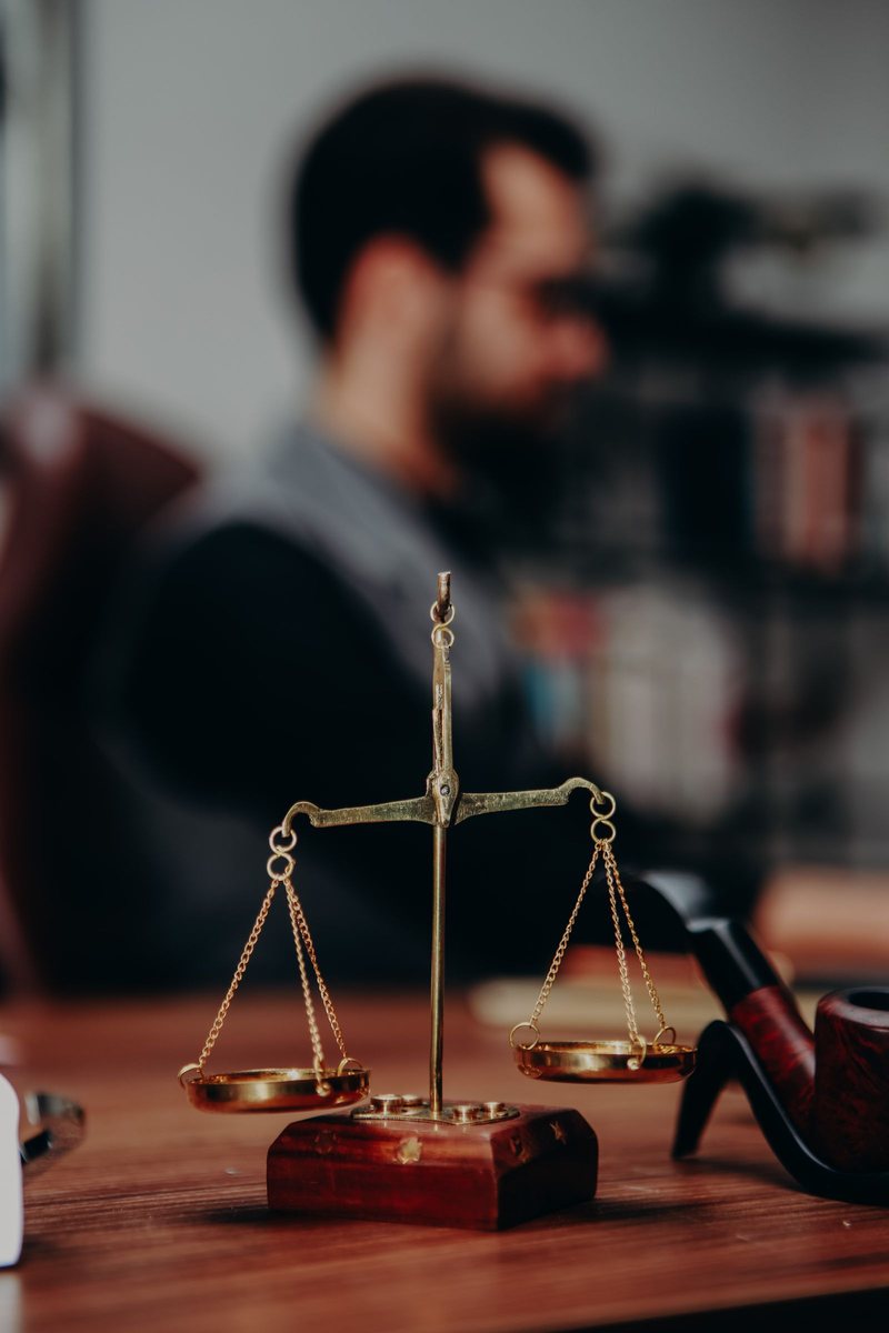 Balança da justiça sobre a mesa